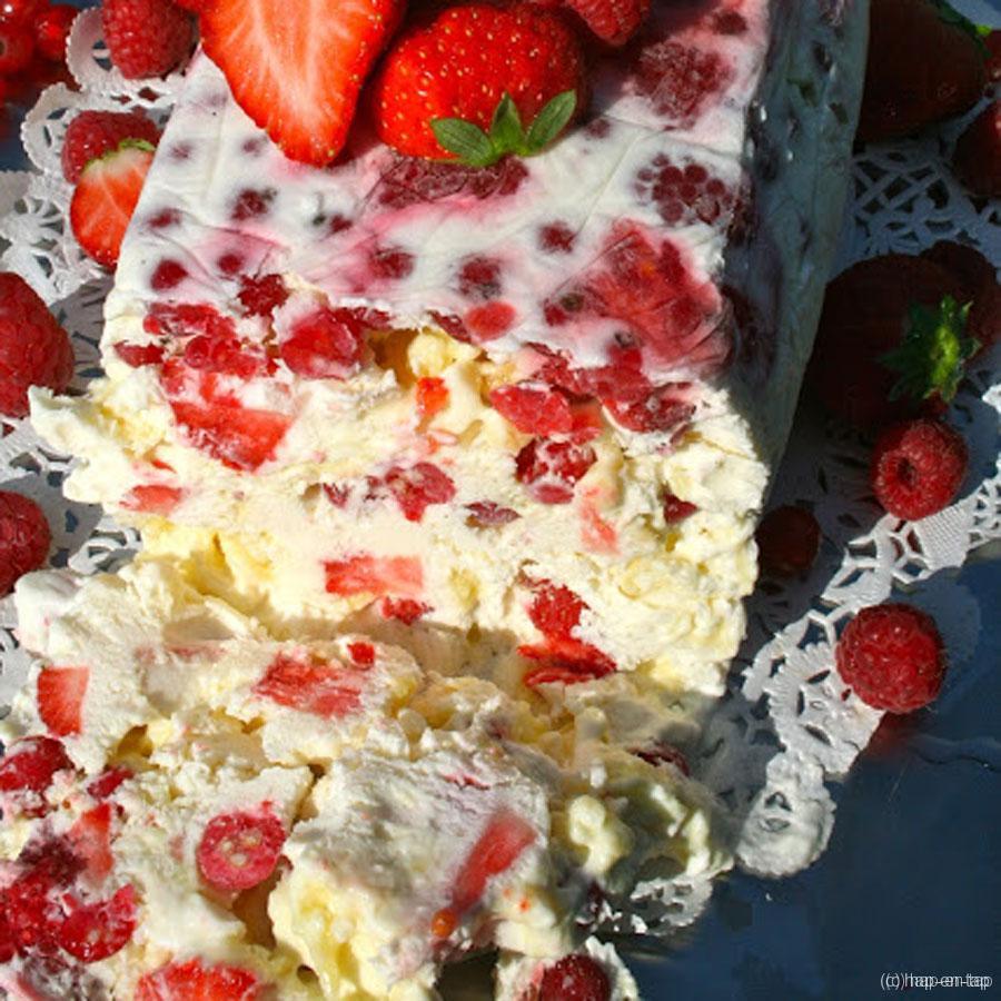 Ijscake met meringue en rood fruit