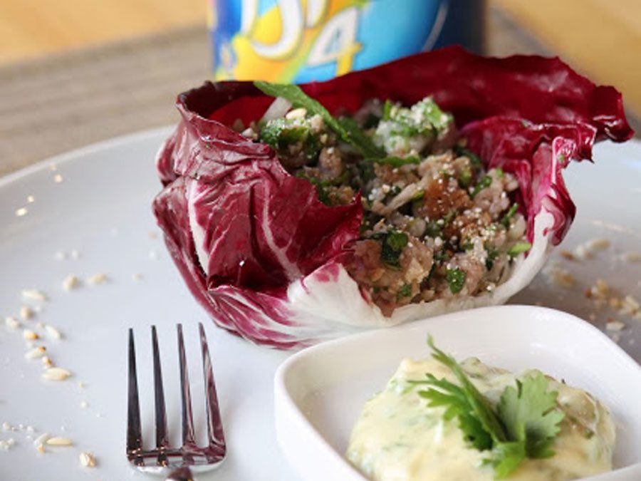 Laab kai (salade van kippengehakt met koriander) en kruidenmayonaise