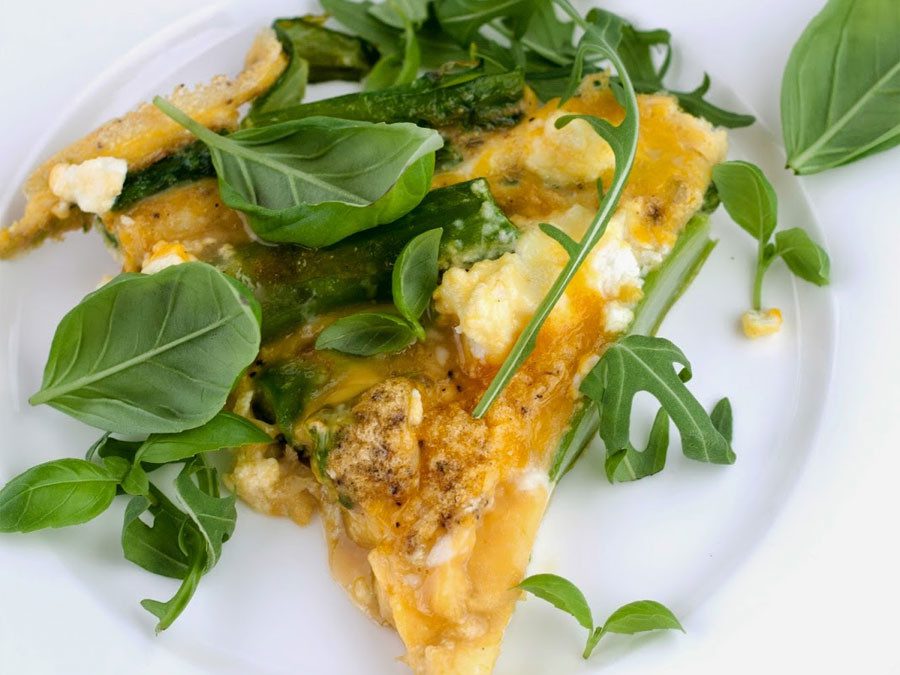 Frittata met groene asperges, verse kaas en basilicum – Knack Weekend #6