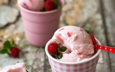 Aardbeien frozen yoghurt zonder ijsmachine