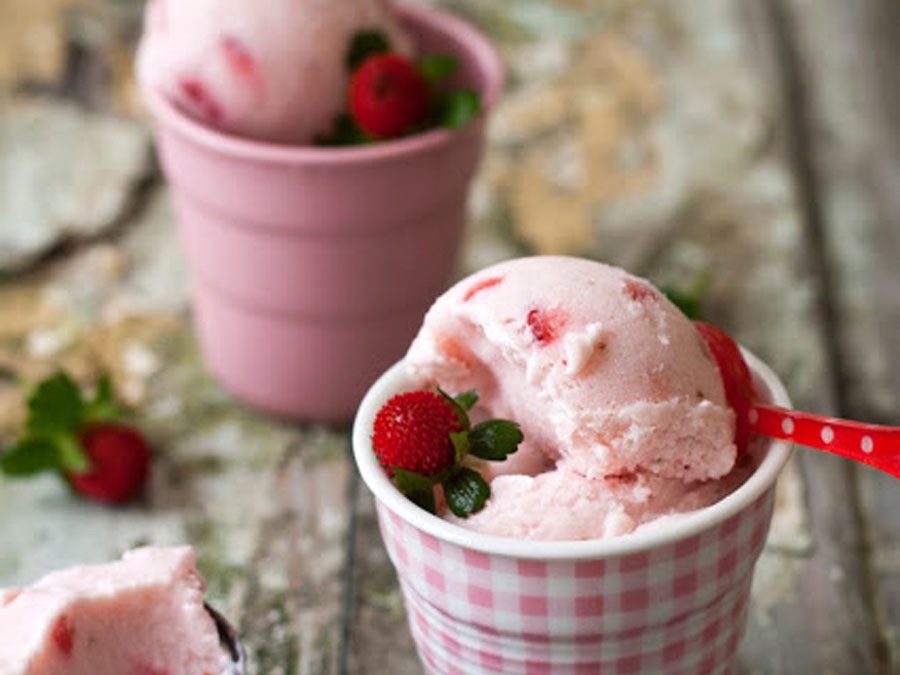 Aardbeien frozen yoghurt zonder ijsmachine