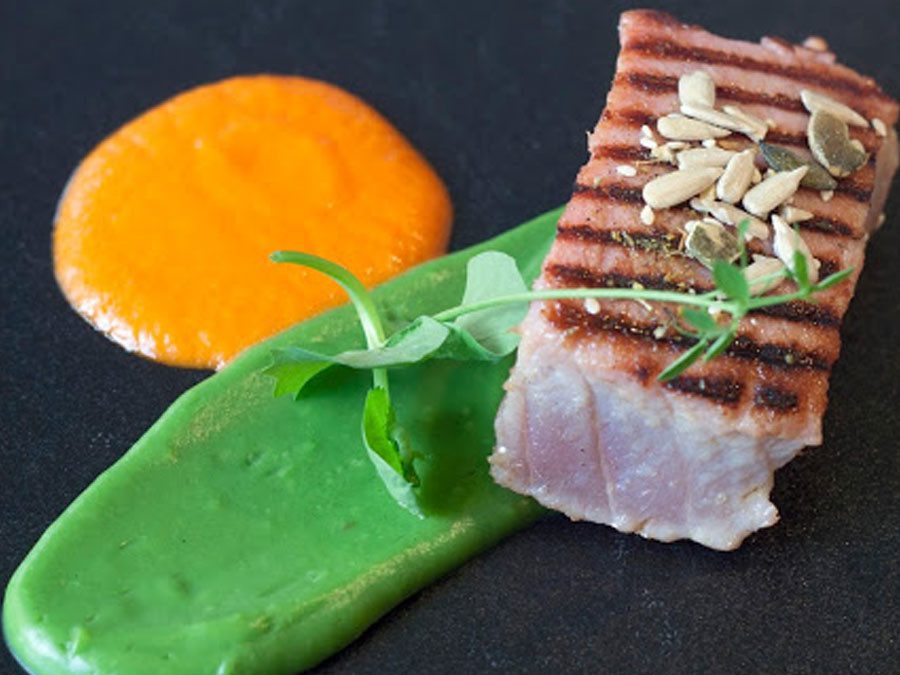 Kort geschroeide tonijn, paprikacoulis, broccolizalf, noedels