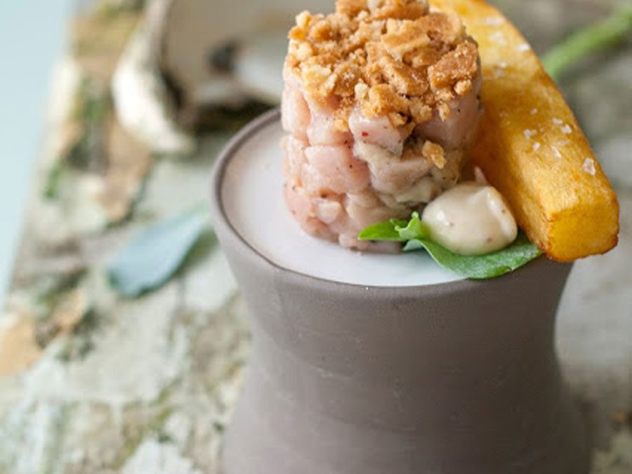 Tartaar van kalfsvlees met Gillardeau oesters, pomme pont neuf, crumble van Jules Destrooper natuurboterwafel