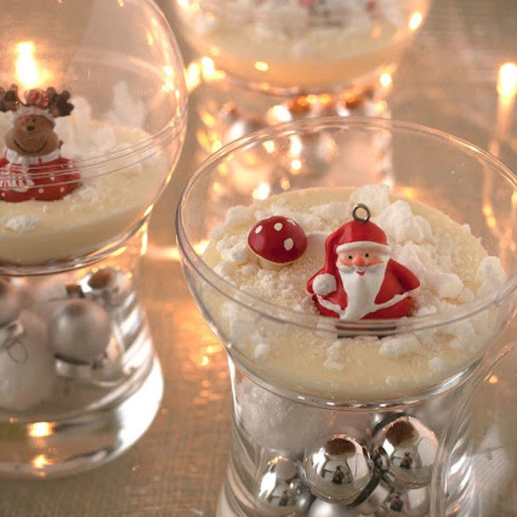 Gevulde kerstbal met gekaramelliseerde peer, speculaascrumble en witte chocolademousse