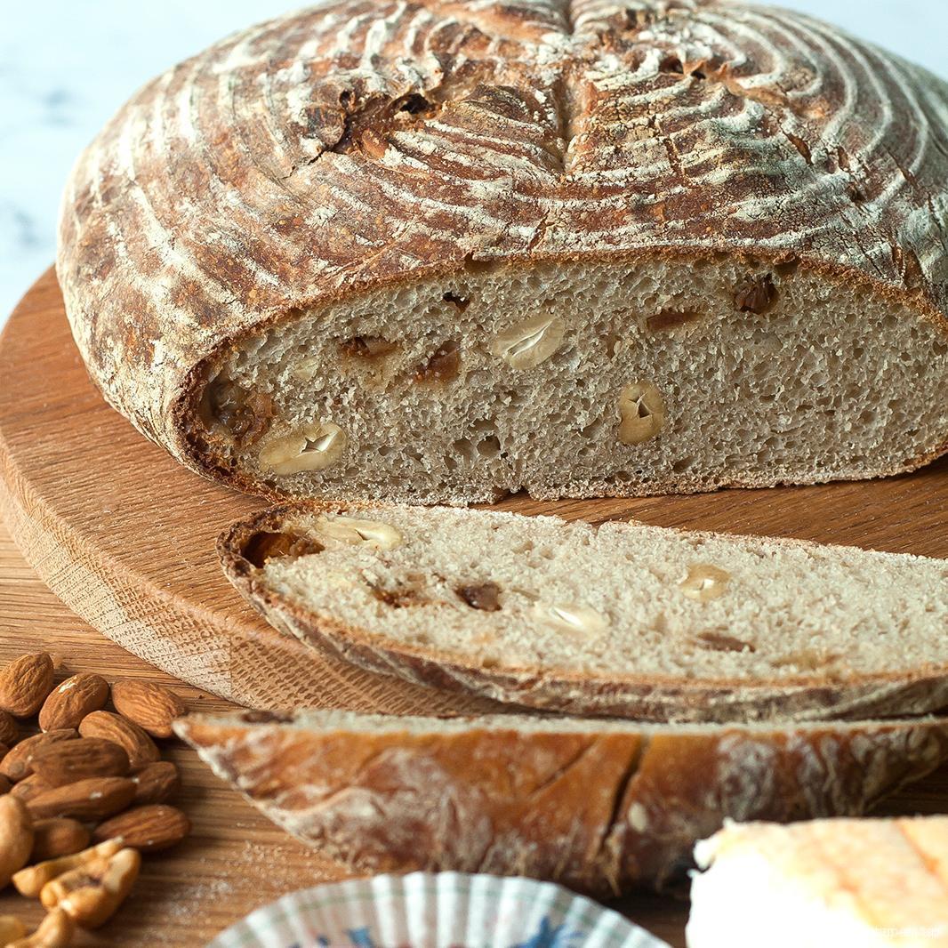 Desembrood met gedroogde vijgen en cashewnoten