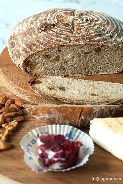 Desembrood met gedroogde vijgen en cashewnoten