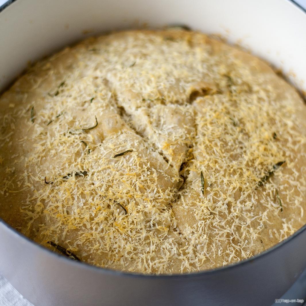 Rozemarijn en parmezaan brood in de cocotte (zonder kneden)