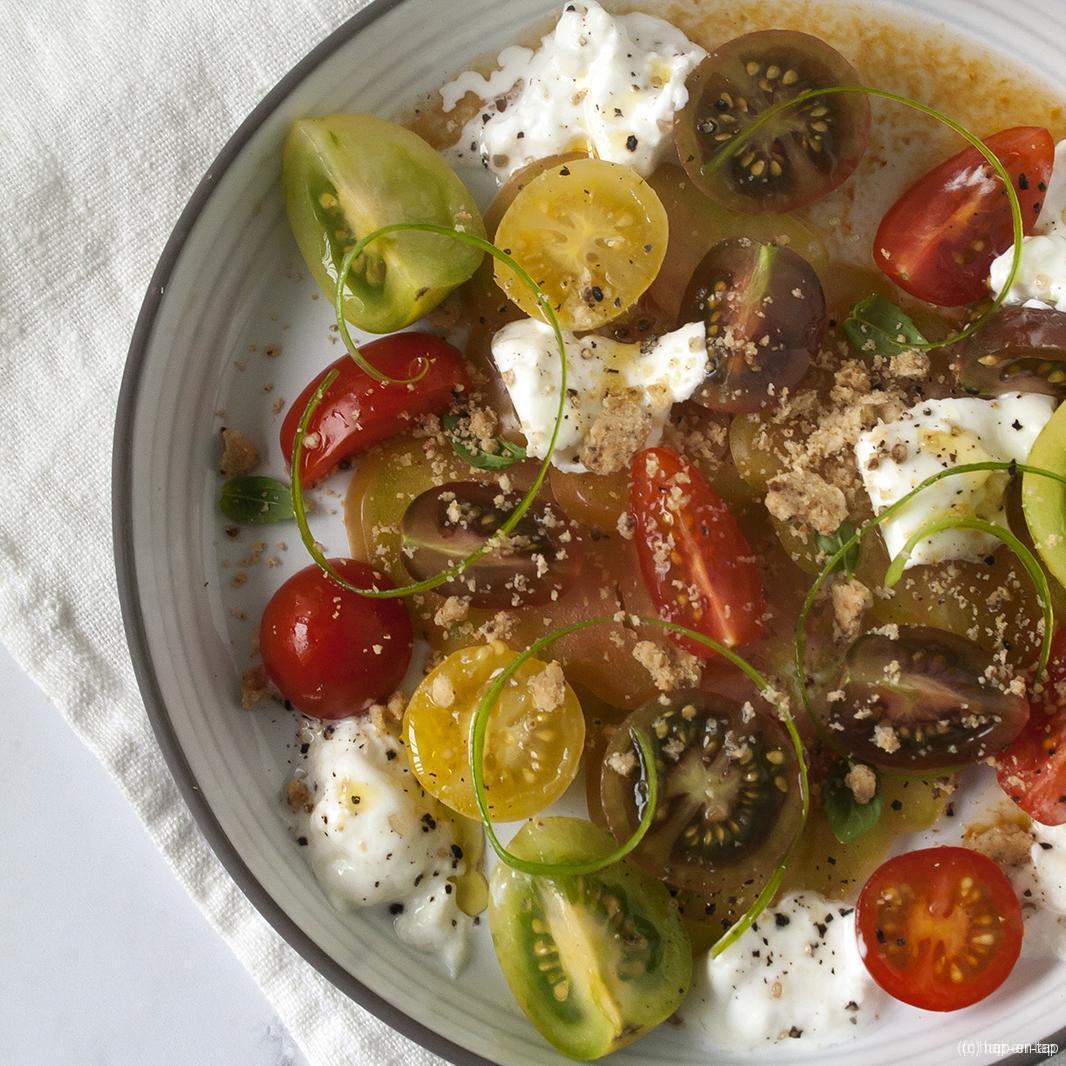 Burrata, tomaat, sablé, gerookte olijfolie