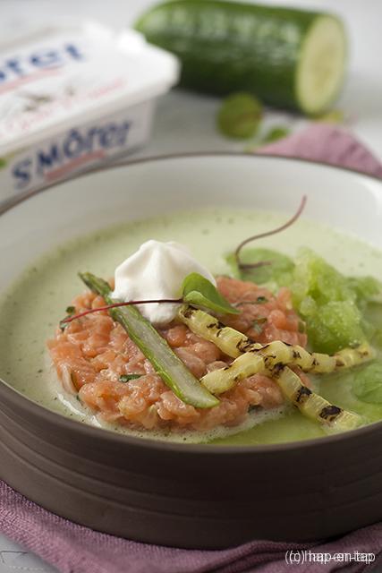Zalmtartaar, soepje en granité van komkommer, St. Môret espuma