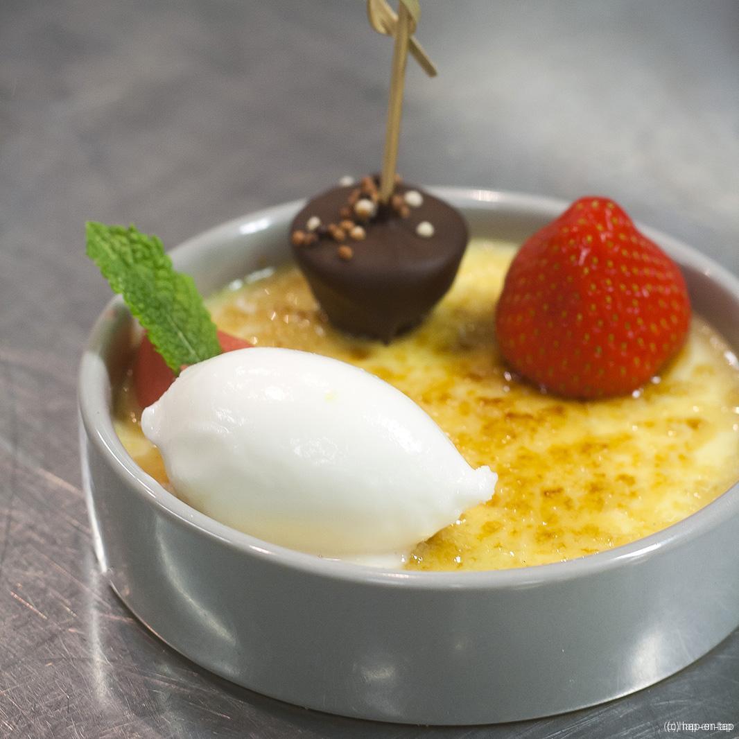 Crème brûlée, karnemelkijs, aardbeiengel, yuzubol