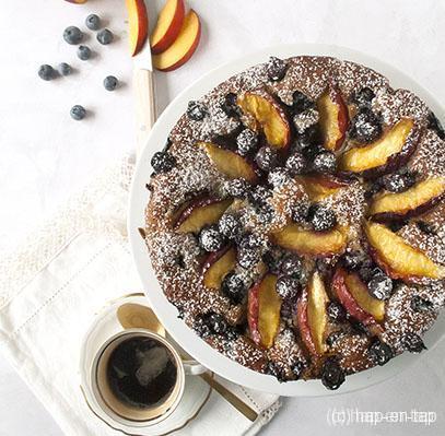 Griekse yoghurtcake met perziken en blauwe bessen