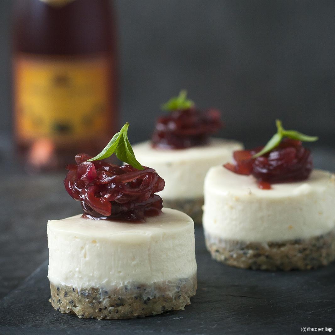 Geitenkaas cheesecake hapje met rode uienconfituur Geitenkaas cheesecake hapje met rode uienconfituur