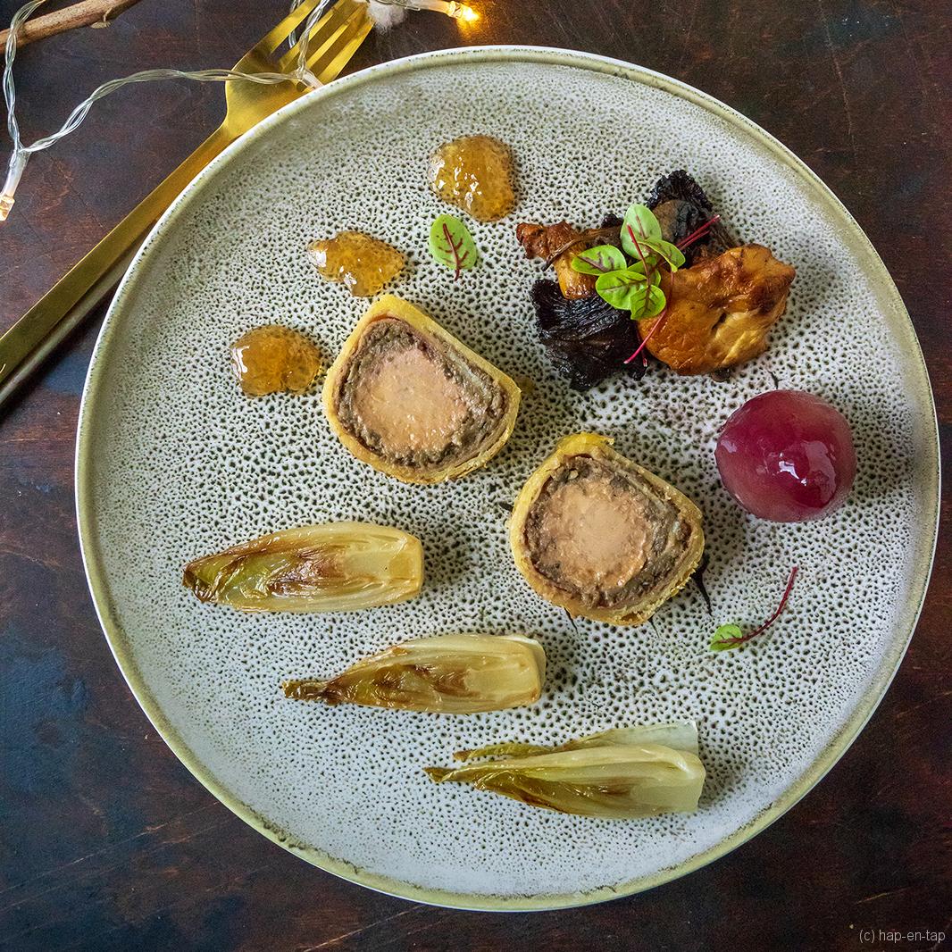 Foie Wellington, gekaramelliseerd witlof, stoofpeertje