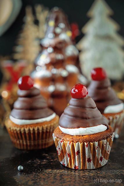 Kerstboom cupcakes met chocolade en kersen