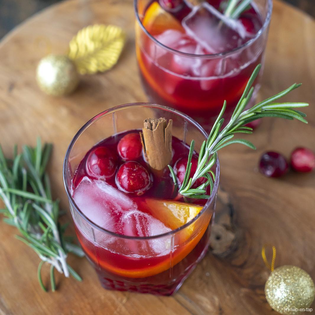 Cranberry whisky cocktail met rozemarijn en kaneel