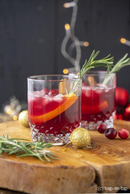 Cranberry whisky cocktail met rozemarijn en kaneel