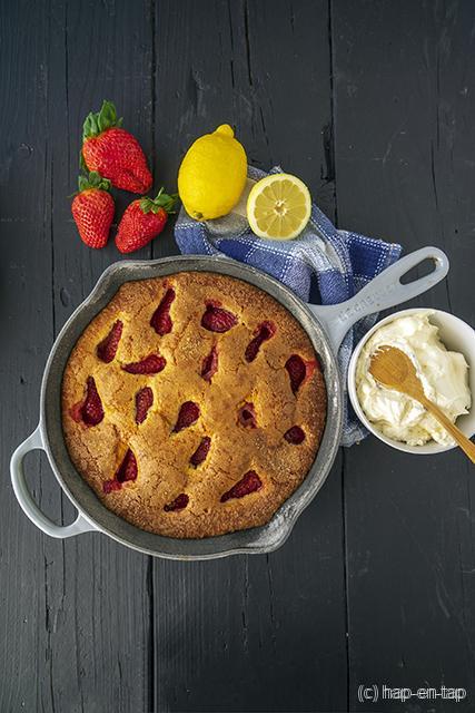Karnemelkcake met aardbeien en citroenslagroom