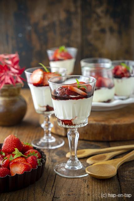 Cheesecake in een glas met geroosterde aardbeien