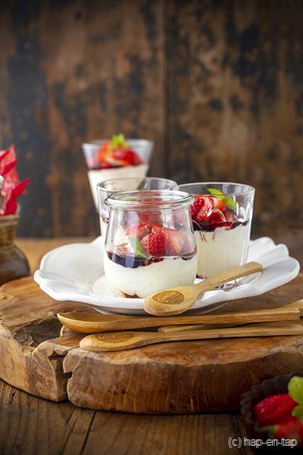 Cheesecake in een glas met geroosterde aardbeien