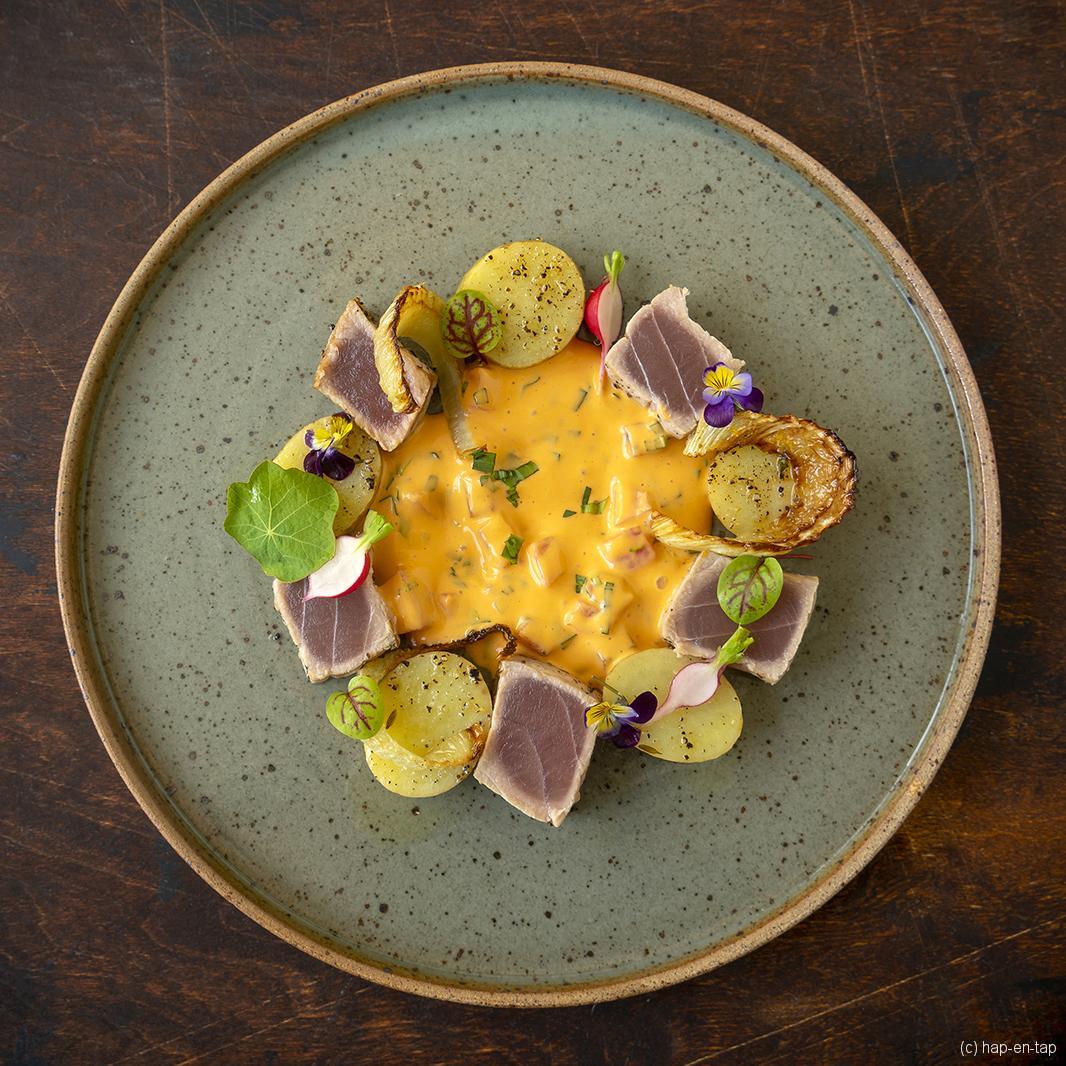 Gebakken tonijn, gekaramelliseerde venkel, gekonfijte aardappel en choronsaus