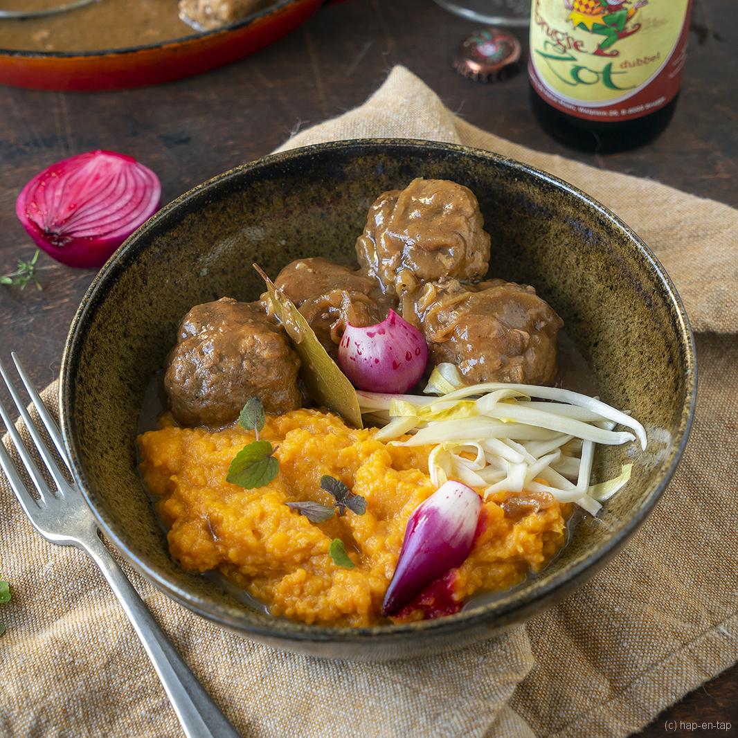 Everzwijnballetjes in Brugse Zot Dubbel met zoete aardappelpuree