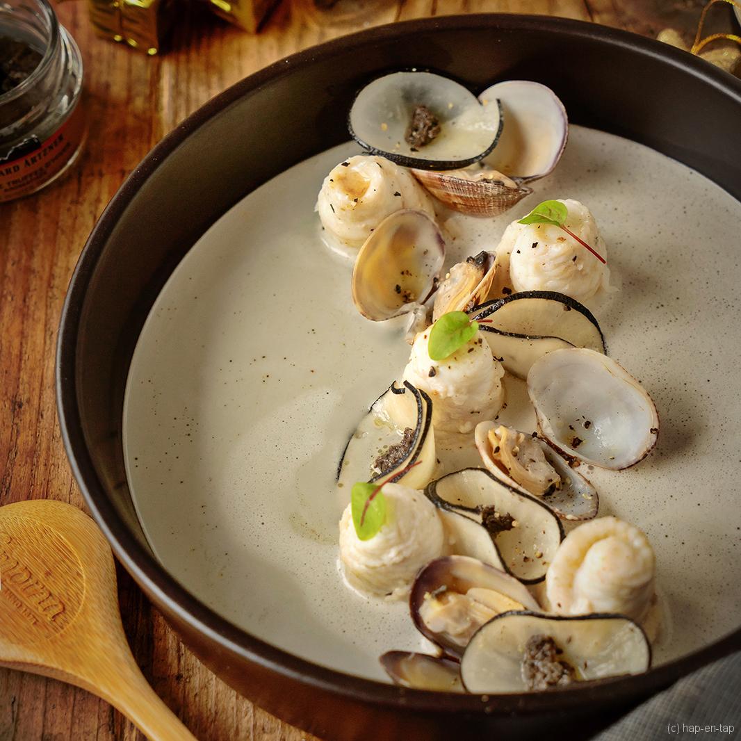 Noordzeetong met een soepje van vongole, vin jaune, rammenas en truffel