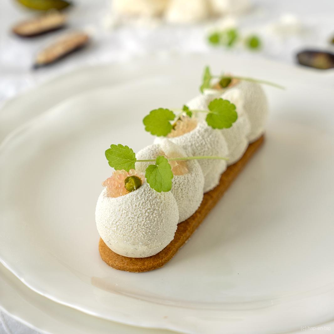 Finger lime mousse met witte chocolade ganache