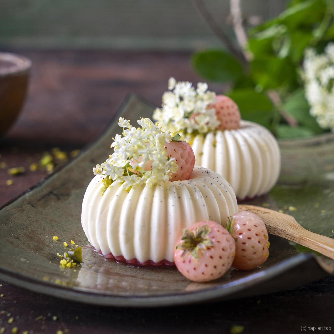 Panna cotta van vlierbloesem met een fruitig aardbeienlaagje