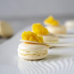 Macaron met limoencrème en white pearl kaviaar
