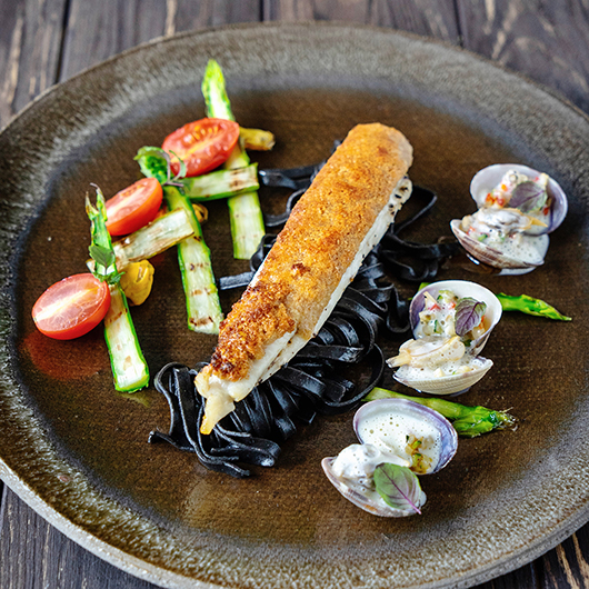 Gegratineerde tongfilets met Comté korst, schelpjes, Crémant saus