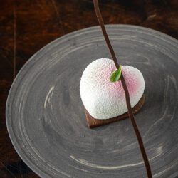 Hart van witte chocolademousse met een hart van tomaat en aardbei