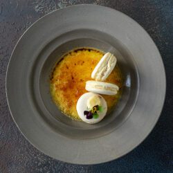 Crème brûlée en macarons met bananenkaramel