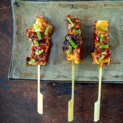 Filipijnse sticky BBQ buikspek spiesjes