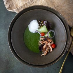 Groene gazpacho met grijze garnalen, de "Vis van het Jaar 2022"