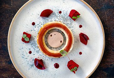 Amandelbiscuit, rabarber mojito gelei, structuren van rode biet, foie gras
