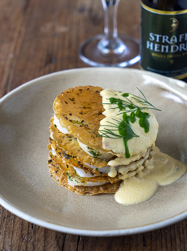 Millefeuille van coquilles, sabayon van Straffe Hendrik, groene prei-olie