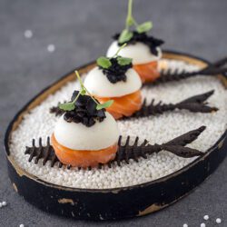 Krokantje, gerookt zalmhaasje, panna cotta van bloemkool, truffel