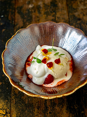Aardbei en asperge dessert met yoghurt espuma en jasmijn-ijs