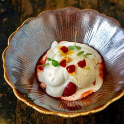 Aardbei en asperge dessert met yoghurt espuma en jasmijn-ijs