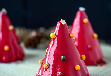 Kerstboompjes met pure chocolade en rood fruit