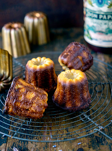 Cannelé bordelais met lavendel en tonkaboon