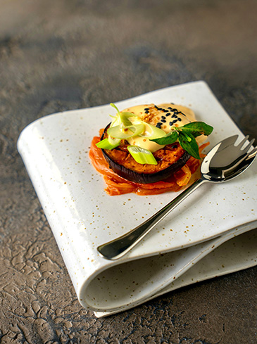Aubergines in sake, kimchi, witte miso en gochujang-mousseline