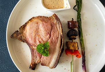 Côte à l’os van varken, mosterdsaus, spiesje