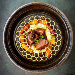 Kalfswang met aardappelcrème, jus van bruin bier, kruidentuile
