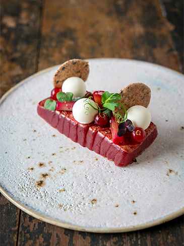 Tonijntataki met burratamousse en rode bes