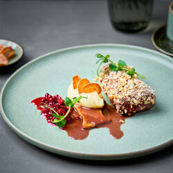 Hertenfilet, pastinaakpuree, eryngii, veenbessen